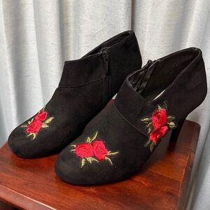 Impo Tanicia Black Bootie Faux Suede Embroidered Red Roses Heels Zipper Size 8.5